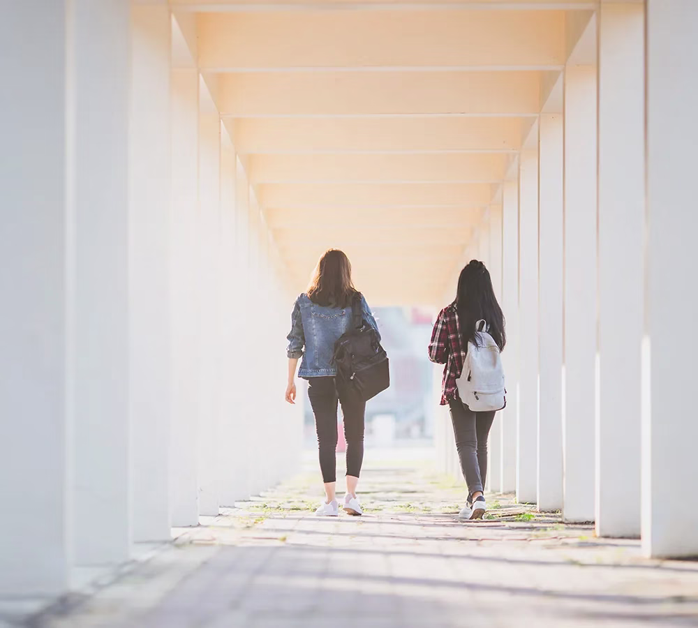 Estudiantes andando Estudiantes andando